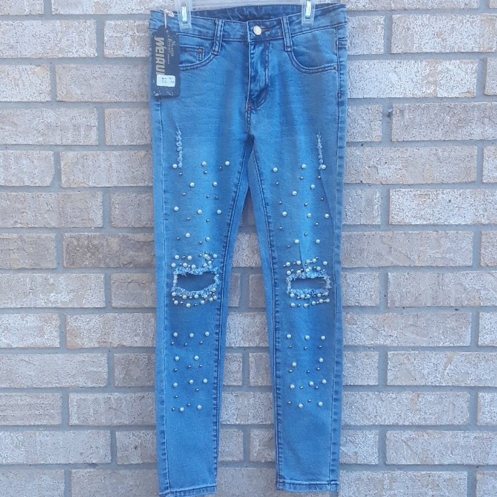 NWT. SIZE 26. Pearl beaded blue wash skinny jeans.